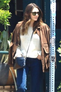 elizabeth-olsen-street-style-los-angeles-05-14-2024-0.jpg