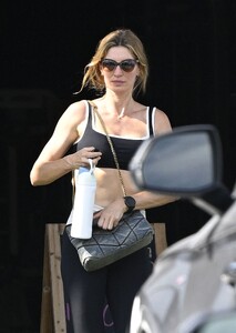 gisele-bundchen-stuns-in-a-sports-bra-and-leggings-05-08-2024-2.jpg