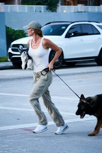 gisele-bundchen-walks-her-dog-in-miami-01-07-2024-0.jpg