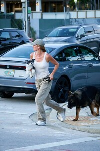 gisele-bundchen-walks-her-dog-in-miami-01-07-2024-1.jpg