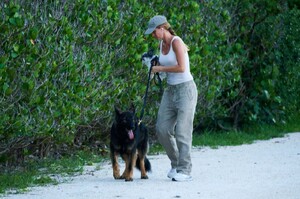 gisele-bundchen-walks-her-dog-in-miami-01-07-2024-7.jpg