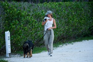 gisele-bundchen-walks-her-dog-in-miami-01-07-2024-8.jpg