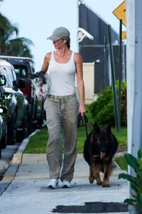 gisele-bundchen-walks-her-dog-in-miami-01-07-2024-9.jpg