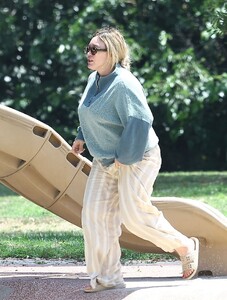 hilary-duff-at-a-park-in-studio-city-07-07-2024-1.thumb.jpg.4d37332f04c27c9999080aae52d32ce9.jpg