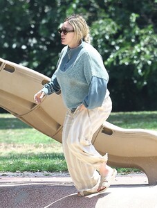 hilary-duff-at-a-park-in-studio-city-07-07-2024-2.thumb.jpg.30ca2359e9a561e8c0951c751da2ed6d.jpg