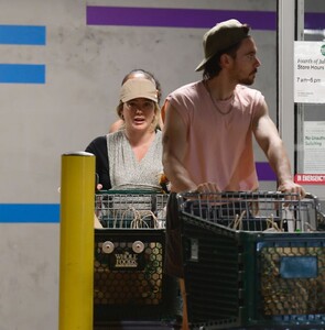 hilary-duff-shopping-in-los-angeles-07-07-2024-1.jpg