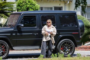 hilary-duff-visit-a-friend-in-toluca-lake-06-27-2024-1.jpg