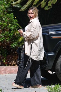 hilary-duff-visit-a-friend-in-toluca-lake-06-27-2024-2.jpg