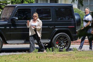 hilary-duff-visit-a-friend-in-toluca-lake-06-27-2024-3.jpg