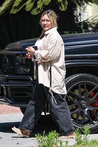 hilary-duff-visit-a-friend-in-toluca-lake-06-27-2024-4.jpg