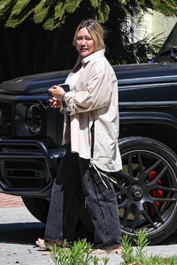 hilary-duff-visit-a-friend-in-toluca-lake-06-27-2024-5.jpg