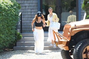 j.lo-s-hamptons-casual-mastering-laid-back-luxury-in-summer-style-0.jpg