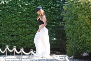 j.lo-s-hamptons-casual-mastering-laid-back-luxury-in-summer-style-1.jpg