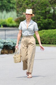 j.lo-s-hamptons-chic-a-fourth-of-july-fashion-statement-11.jpg