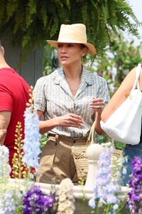j.lo-s-hamptons-chic-a-fourth-of-july-fashion-statement-5.jpg