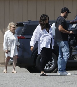 jenna-dewan-and-her-mom-along-with-partner-steve-kazee-out-in-la-06-09-2024-0.jpg