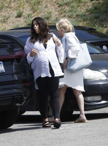 jenna-dewan-and-her-mom-along-with-partner-steve-kazee-out-in-la-06-09-2024-1.jpg
