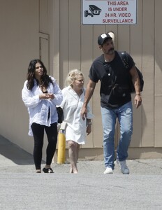 jenna-dewan-and-her-mom-along-with-partner-steve-kazee-out-in-la-06-09-2024-4.jpg