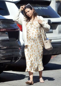 jenna-dewan-shopping-in-los-angeles-05-01-2024-1.jpg