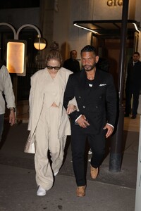 jennifer-lopez-and-manager-benny-medina-at-gigi-manko-restaurant-in-paris-05-07-2024-0.jpg