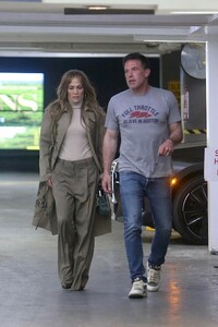 jennifer-lopez-arrives-at-an-event-in-brentwood-05-19-2024-3.jpg