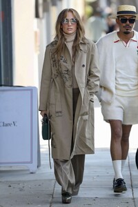 jennifer-lopez-arrives-at-an-event-in-brentwood-05-19-2024-4.jpg
