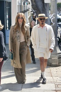 jennifer-lopez-arrives-at-an-event-in-brentwood-05-19-2024-7.jpg