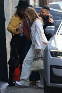 jennifer-lopez-arrives-at-her-dance-studio-05-31-2024-2.jpg
