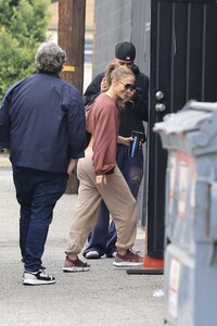 jennifer-lopez-arriving-at-the-dance-studio-in-los-angeles-05-15-2024-0.jpg