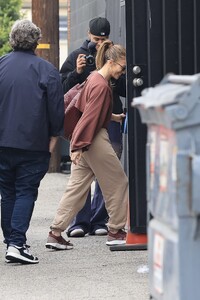 jennifer-lopez-arriving-at-the-dance-studio-in-los-angeles-05-15-2024-3.jpg