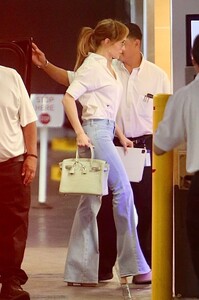 jennifer-lopez-arriving-at-the-office-in-beverly-hills-06-14-2024-2.jpg