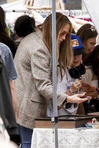 jennifer-lopez-at-farmer-s-market-02-06-2024-3.jpg