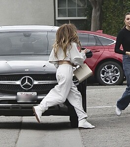 jennifer-lopez-leaves-the-dance-studio-in-los-angeles-05-24-2024-1.jpg