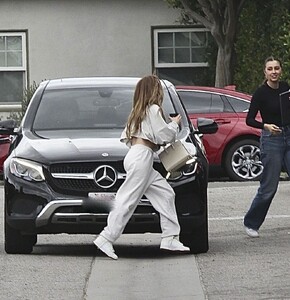 jennifer-lopez-leaves-the-dance-studio-in-los-angeles-05-24-2024-2.jpg