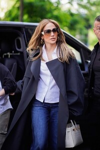 jennifer-lopez-looks-fashionable-as-she-ventures-out-in-paris-05-09-2024-4.thumb.jpg.c38384e7e20ac52493bac6cf8933a657.jpg