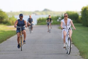 jennifer-lopez-on-a-bike-ride-in-the-hamptons-in-new-york-07-18-2024-0.jpg