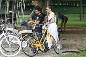 jennifer-lopez-on-a-bike-ride-in-the-hamptons-in-new-york-07-18-2024-7.jpg