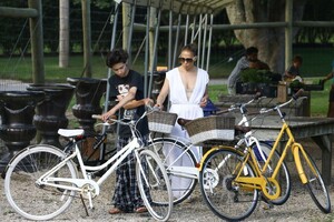 jennifer-lopez-on-a-bike-ride-in-the-hamptons-in-new-york-07-18-2024-8.jpg
