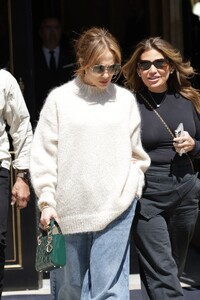 jennifer-lopez-rocks-chic-parisian-look-in-furry-jumper-and-baggy-jeans-2.jpg