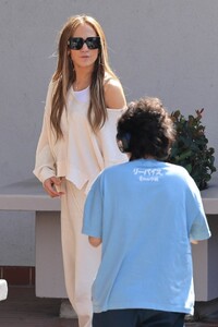 jennifer-lopez-running-errands-in-los-angeles-05-31-2024-0.thumb.jpg.ae32b70c41427240afe849b0e0f06ba7.jpg