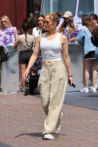 jennifer-lopez-shopping-at-the-grove-in-west-hollywood-06-08-2024-0.jpg
