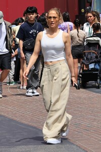 jennifer-lopez-shopping-at-the-grove-in-west-hollywood-06-08-2024-8.jpg