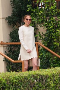 jennifer-lopez-stuns-in-chic-ivory-ensemble-a-masterclass-in-elegant-fashion-0.jpg