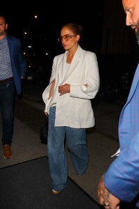 jennifer-lopez-stuns-in-effortless-style-transition-from-hamptons-to-nyc-0.jpg
