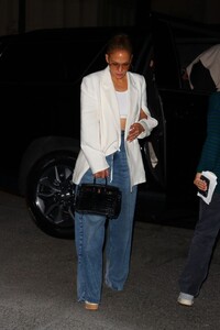 jennifer-lopez-stuns-in-effortless-style-transition-from-hamptons-to-nyc-1.jpg