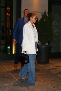 jennifer-lopez-stuns-in-effortless-style-transition-from-hamptons-to-nyc-6.jpg