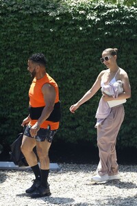 jlo-s-jaw-dropping-gym-look-fitness-meets-high-fashion-in-the-hamptons-4.jpg