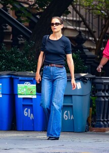 katie-holmes-masters-casual-chic-in-flared-jeans-and-navy-tee-in-nyc-7.jpg