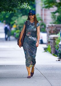 katie-holmes-s-dreamy-summer-ensemble-is-the-epitome-of-seasonal-chic-0.jpg