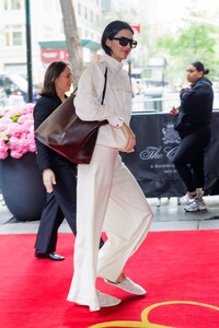 kendall-jenner-arriving-at-carlyle-hotel-in-new-york-05-06-2024-0.thumb.jpg.079a6acb5afbf10f3d22bb02dc4f7a0c.jpg